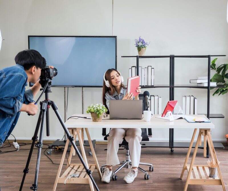 20230420213050_[fpdl.in]_scene-concept-videographer-record-footage-young-female-blogger-streaming-live-online-with-studio-lighting-broadcasting-vlogger-internet-influencer_33842-4193